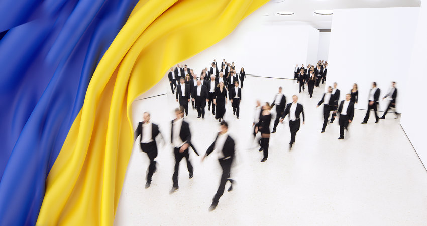 Die Ukrainische Fahne weht über Musikern auf dem Weg zum Konzert