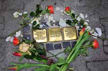 Stolpersteine mit Blumen